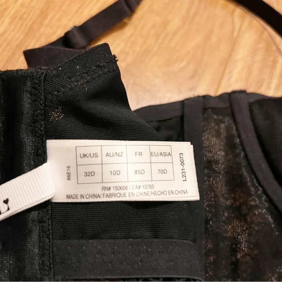 L Black Lace Ribbed Bra. 32 D. - Picture 4 of 7